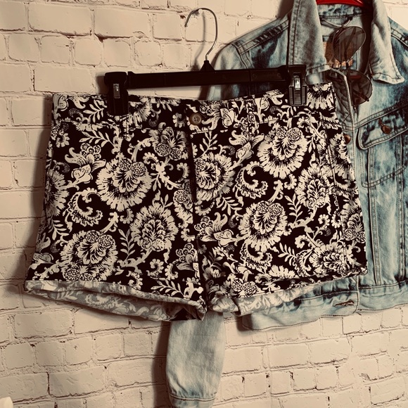 Gap Girlfriend Shorts Khakis SOFT Size 8 - Picture 5 of 11